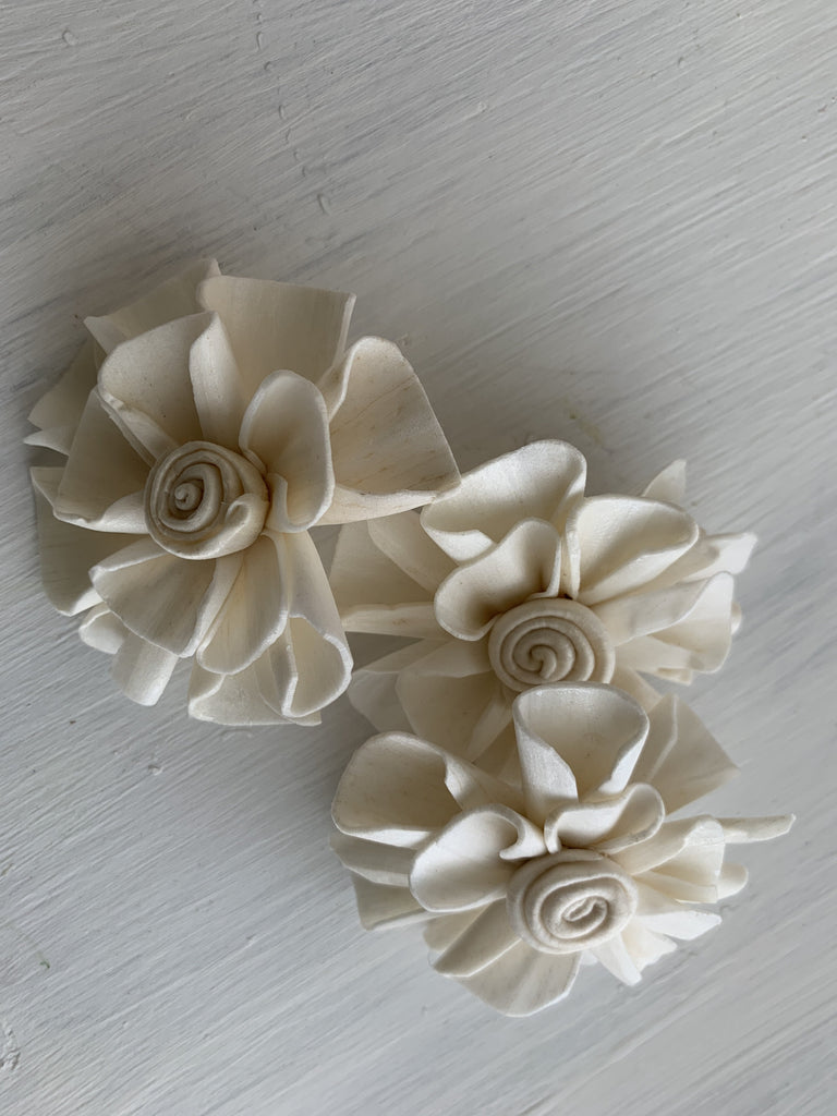 pre-dyed sola wood button flowers